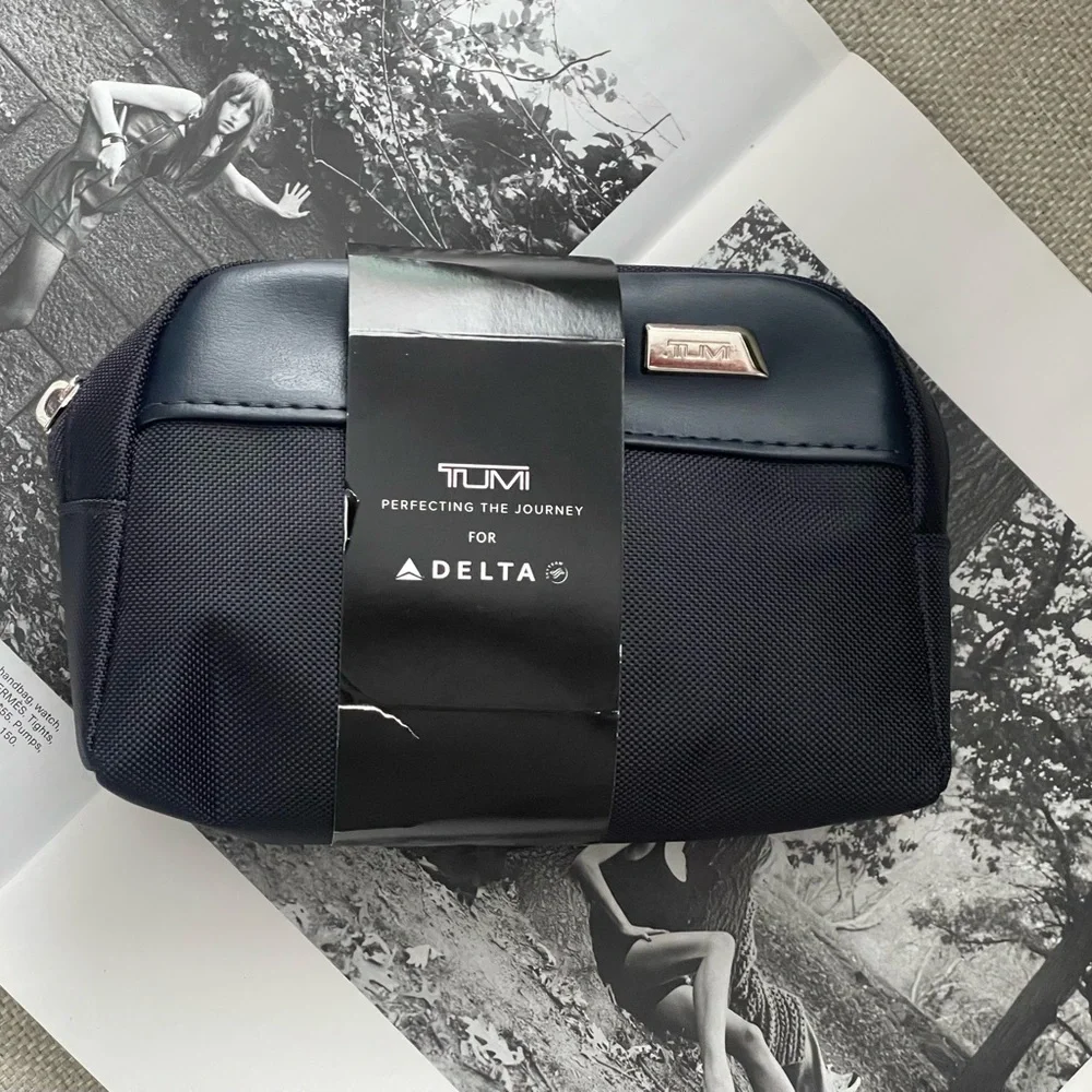 New Tumi For Delta Lined Cosmetic Bag In Navy Blue / Tumi Sleeping Mask In Black